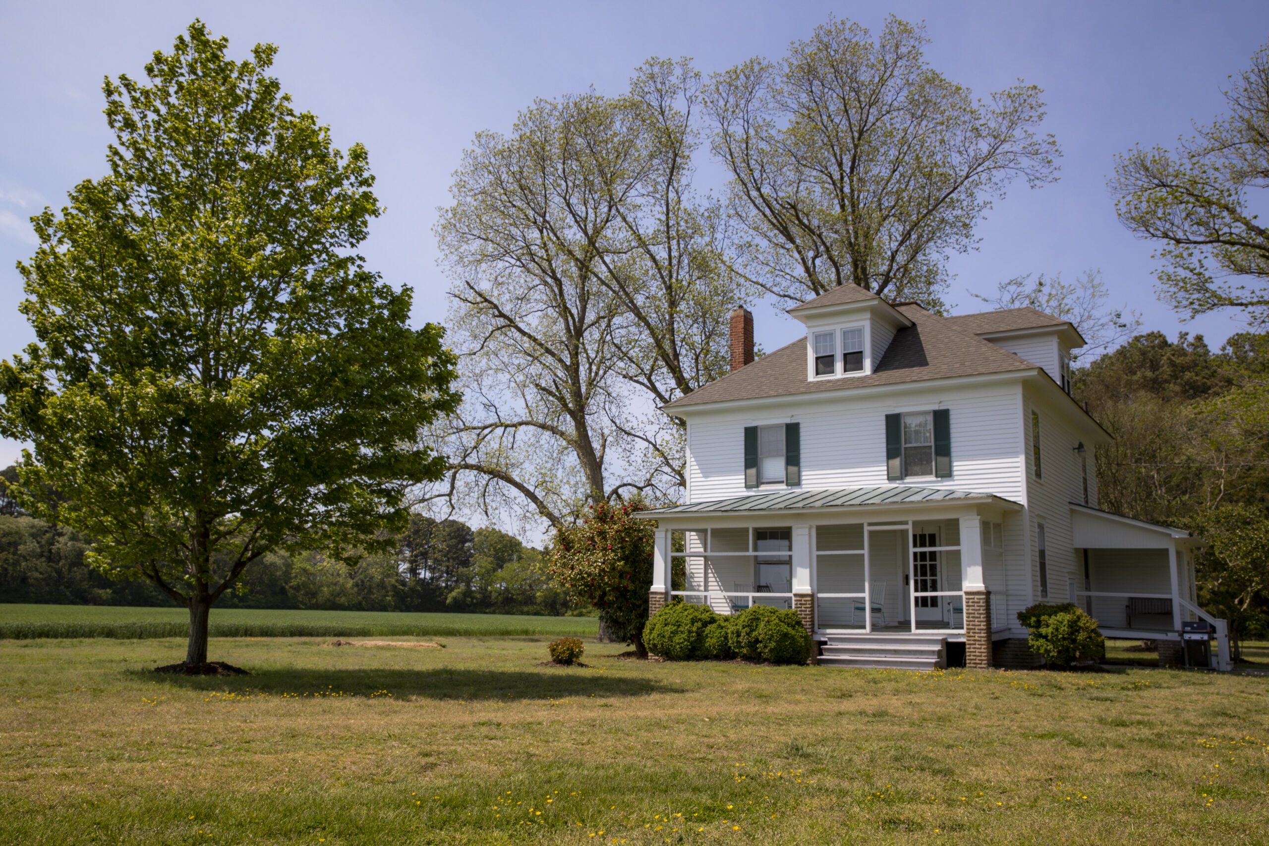 A white farmhouse at Chatham Vineyards